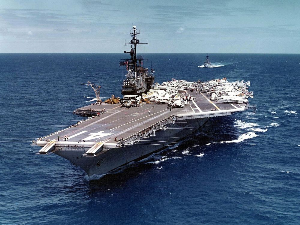 파일:1280px-USS_Midway_(CVA-41)_underway_in_the_Pacific_Ocean_on_19_April_1971_(NNAM.1996.488.116.040).jpg
