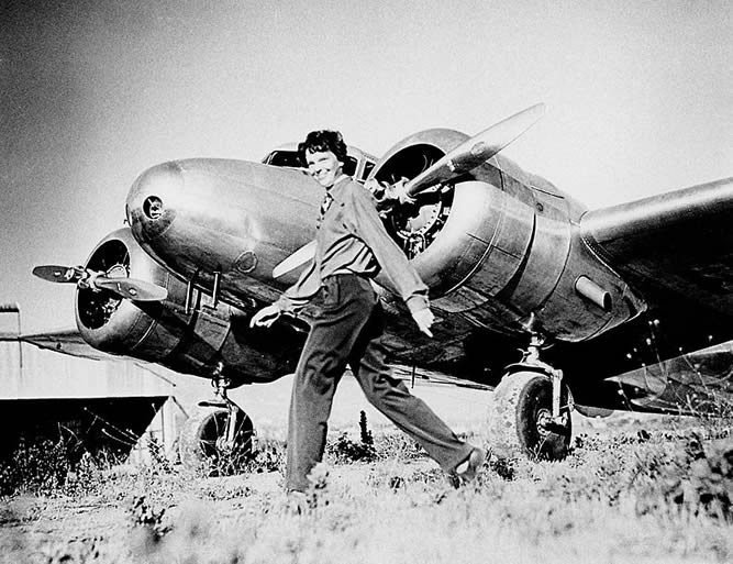 파일:external/www.aviationexplorer.com/Amelia_Earhart_With_Her_Lockheed_L-10_Electra_Airplane.jpg