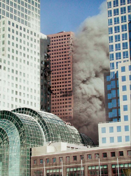 파일:WTC7_Smoke.jpg
