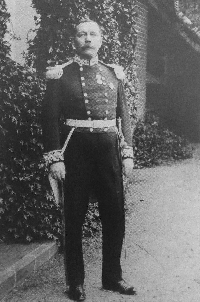 파일:793px-1902-arthur-conan-doyle-wearing-his-deputy-lieutenant-uniform.jpg