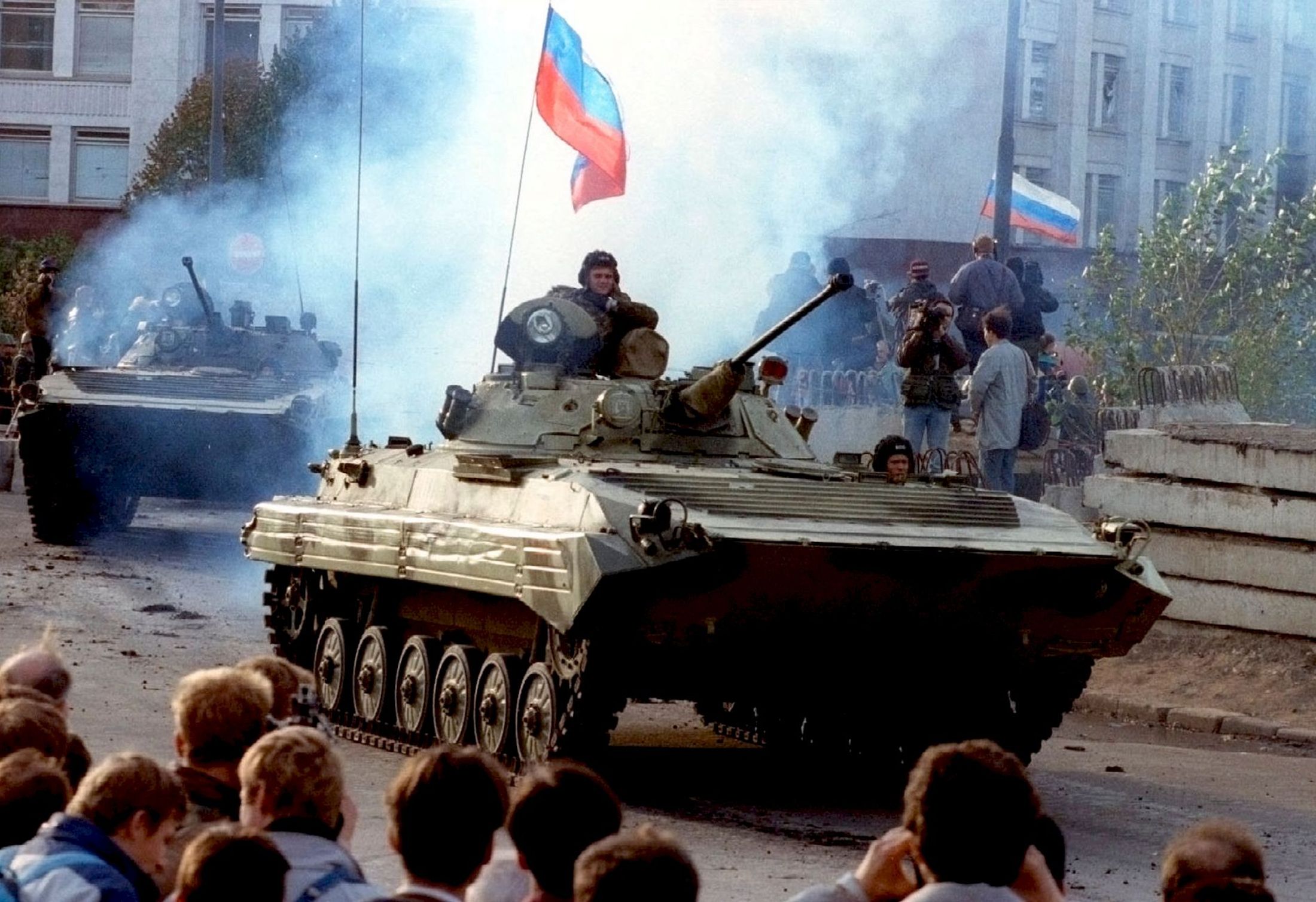 파일:BMP-2_during_Russian_constitutional_crisis.jpg