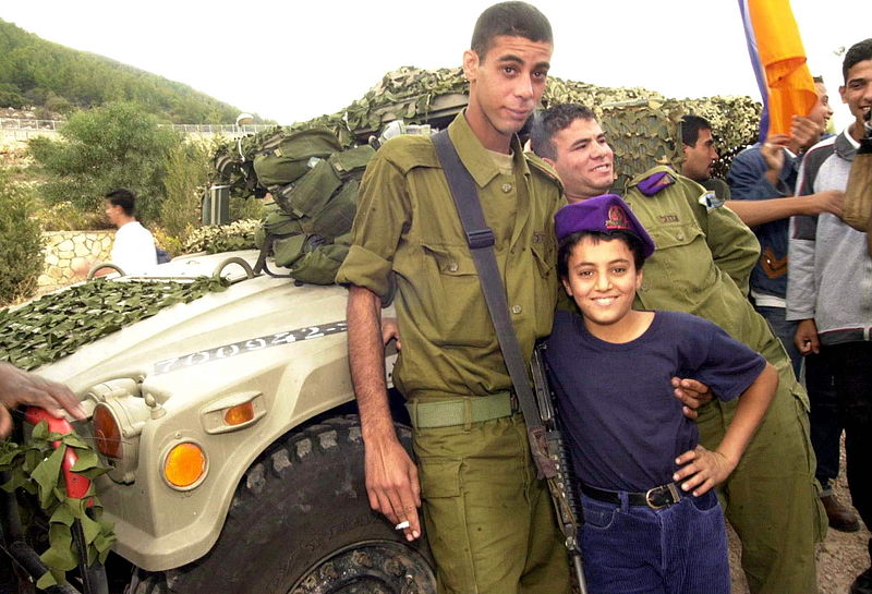 파일:external/upload.wikimedia.org/800px-Flickr_-_Israel_Defense_Forces_-_Bedouin_Soldier_with_Schoolchild.jpg