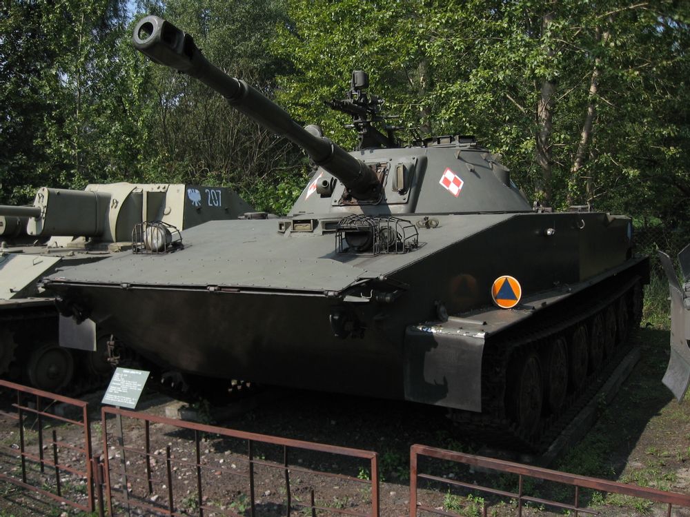 파일:PT-76_amphibious_light_tanks_at_the_Muzeum_Polskiej_Techniki_Wojskowej_in_Warsaw_(2).jpg