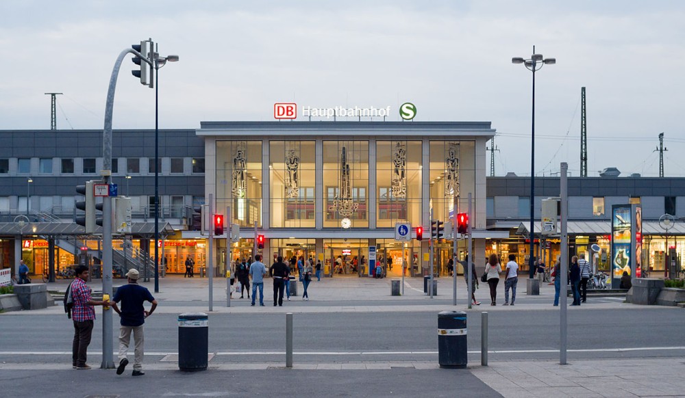 파일:external/upload.wikimedia.org/1280px-Dortmund-Hauptbahnhof-Abends-2013-02.jpg