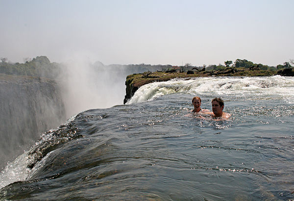 파일:external/upload.wikimedia.org/600px-Tourists_swimming_at_Victoria_Falls.jpg