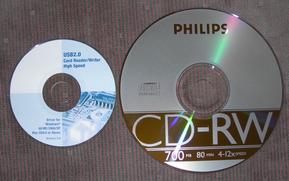 파일:external/upload.wikimedia.org/Mini_CD_vs_Normal_CD_comparison.jpg