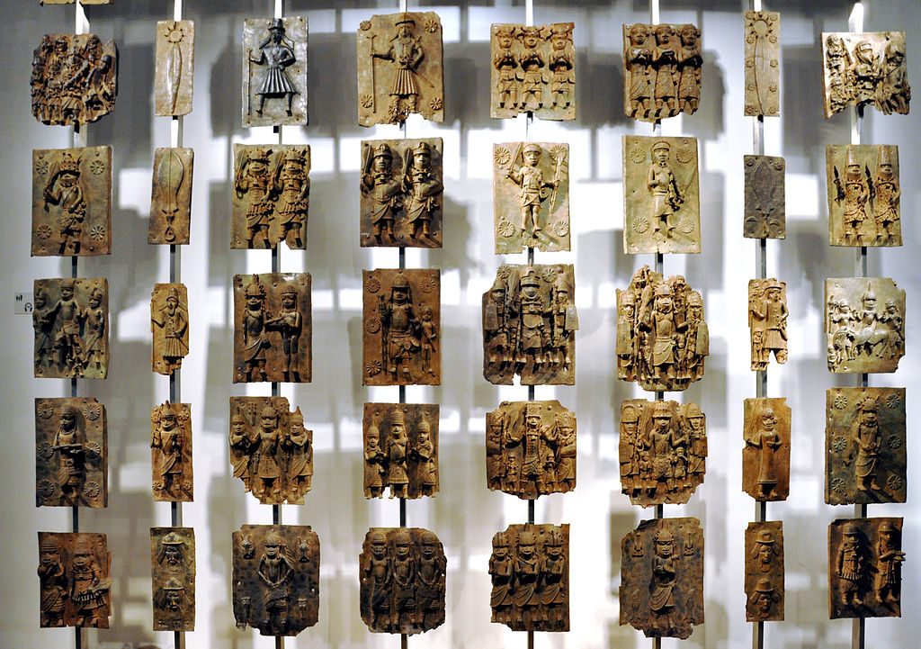 파일:1024px-Cast_brass_plaques_from_Benin_City_at_British_Museum-1024x721-1024x721.jpg