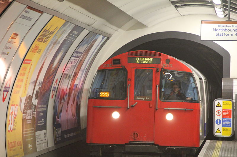 파일:external/upload.wikimedia.org/800px-Southbound_Bakerloo_line_train_arriving_Oxford_Circus.jpg