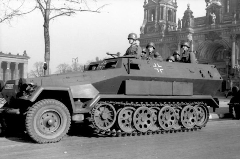 파일:external/www.tanks-encyclopedia.com/Bundesarchiv_Berlin_Unter_den_Linden_Schuetzenpanzer251.jpg