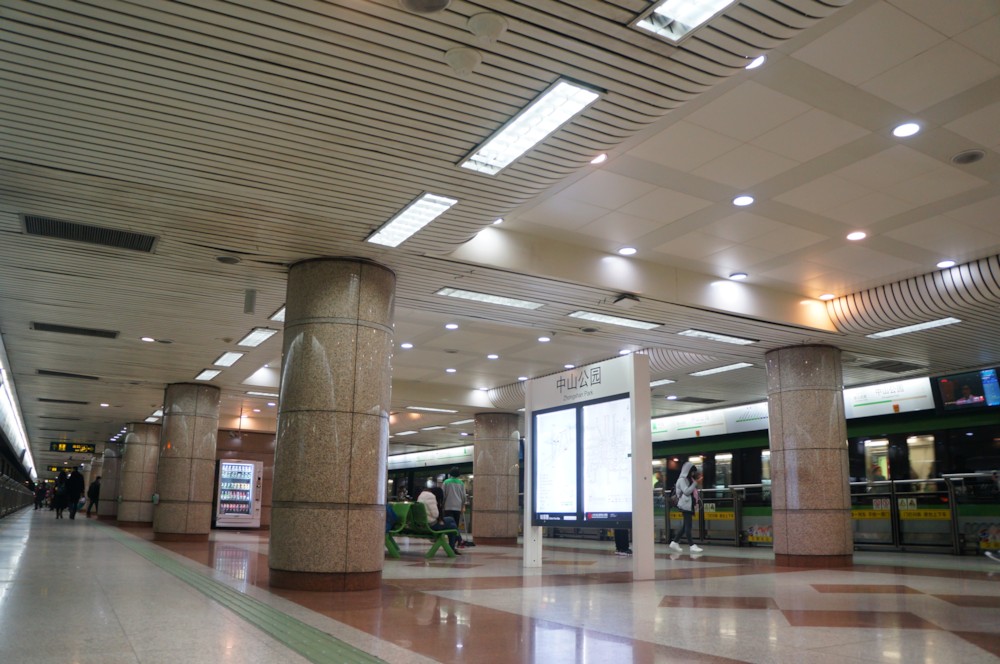 파일:201701_Platform_for_L2_at_Zhongshan_Park_Station.jpg