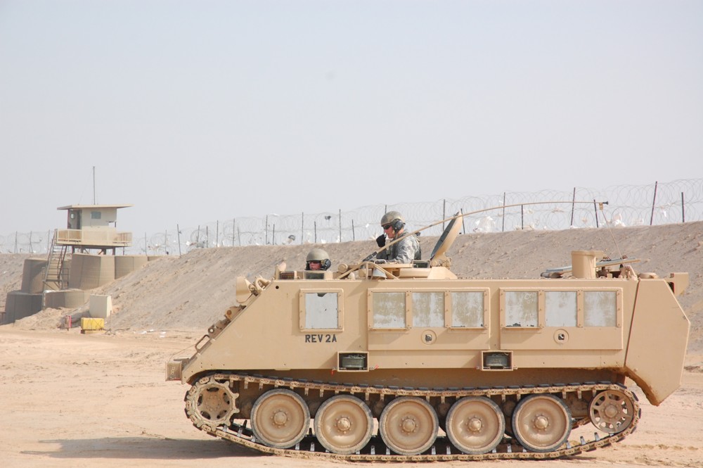 파일:external/upload.wikimedia.org/USAF_M113_APC_at_Camp_Bucca,_Iraq.jpg