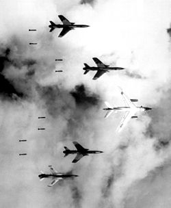 파일:external/upload.wikimedia.org/250px-Bombing_in_Vietnam.jpg