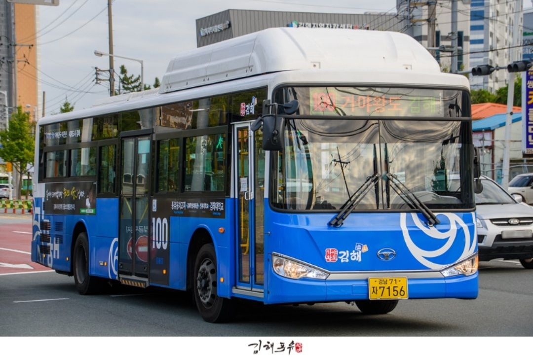 파일:김해 버스 100 뉴비신도색.jpg
