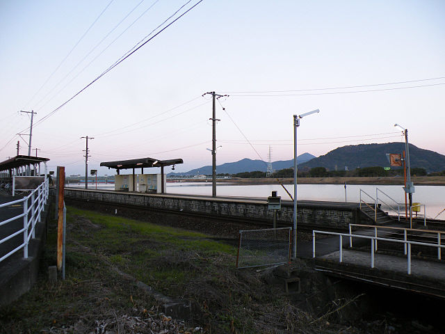 파일:external/upload.wikimedia.org/640px-JRKyushu_Onizuka_Station.jpg