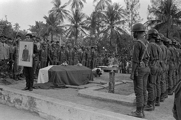 파일:external/upload.wikimedia.org/Soldiers_at_President_Sukarno%27s_Funeral%2C_June_22%2C_1970.jpg