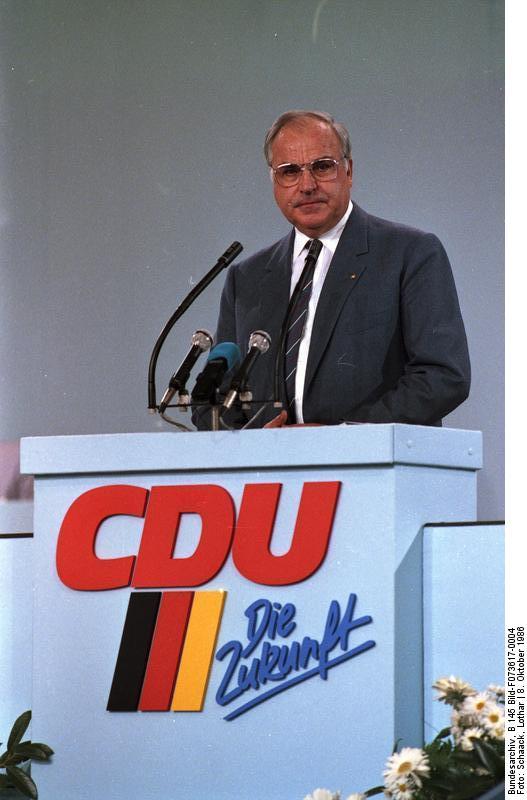 파일:external/upload.wikimedia.org/Bundesarchiv_B_145_Bild-F073617-0004%2C_Mainz%2C_CDU-Bundesparteitag%2C_Kohl.jpg