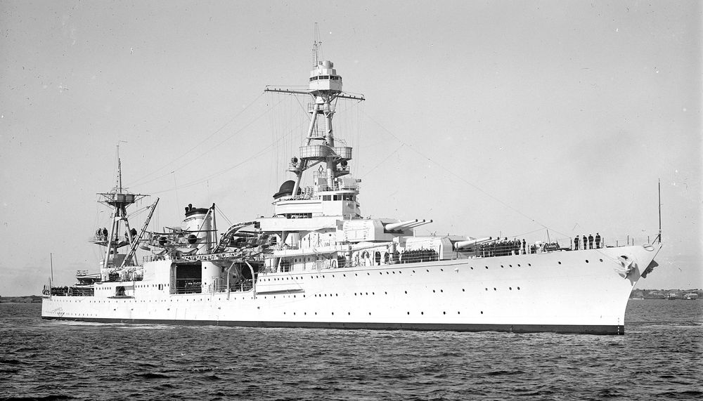 파일:1920px-USS_Louisville_(CA-28)_visiting_Australia,_2_February_1938.jpg