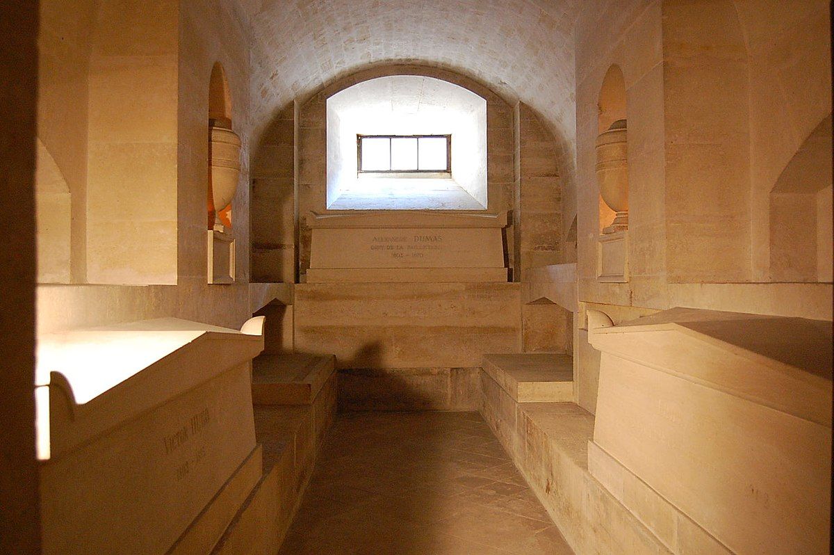 파일:1200px-Tomb_of_Dumas_and_Hugo_and_Zola_in_Panthéon,_16_April_2010.jpg
