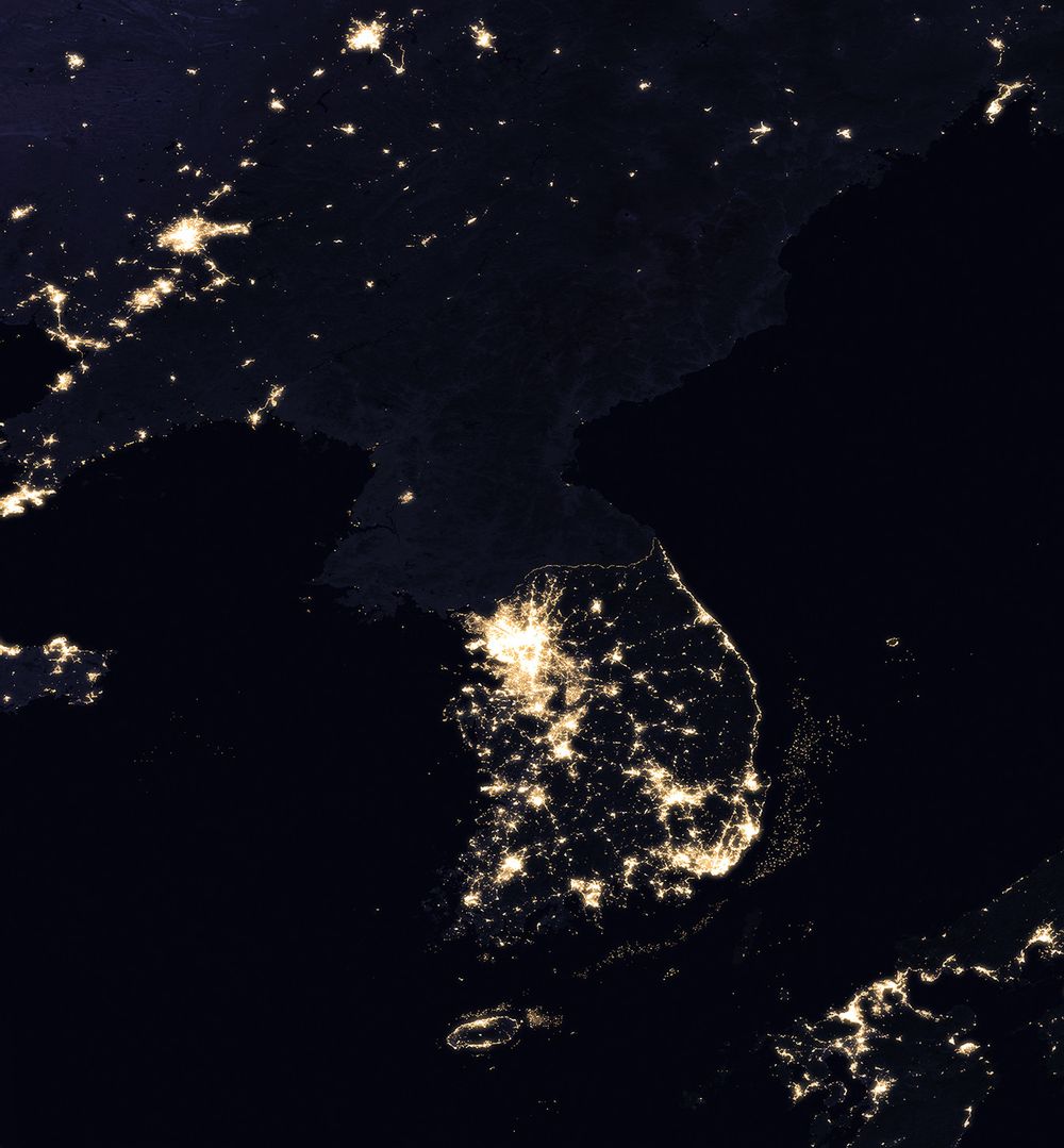 파일:Korean_Peninsula_at_night_from_space.jpg