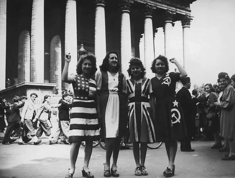 파일:A group of women wearing dresses representing flags of the Allied powers outside the Eglise de la Madeleine on V-E Day in Paris, May 8, 1945..webp