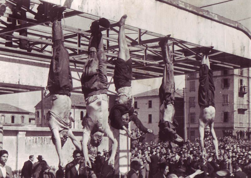 파일:Mussolini_e_Petacci_a_Piazzale_Loreto,_1945.jpg