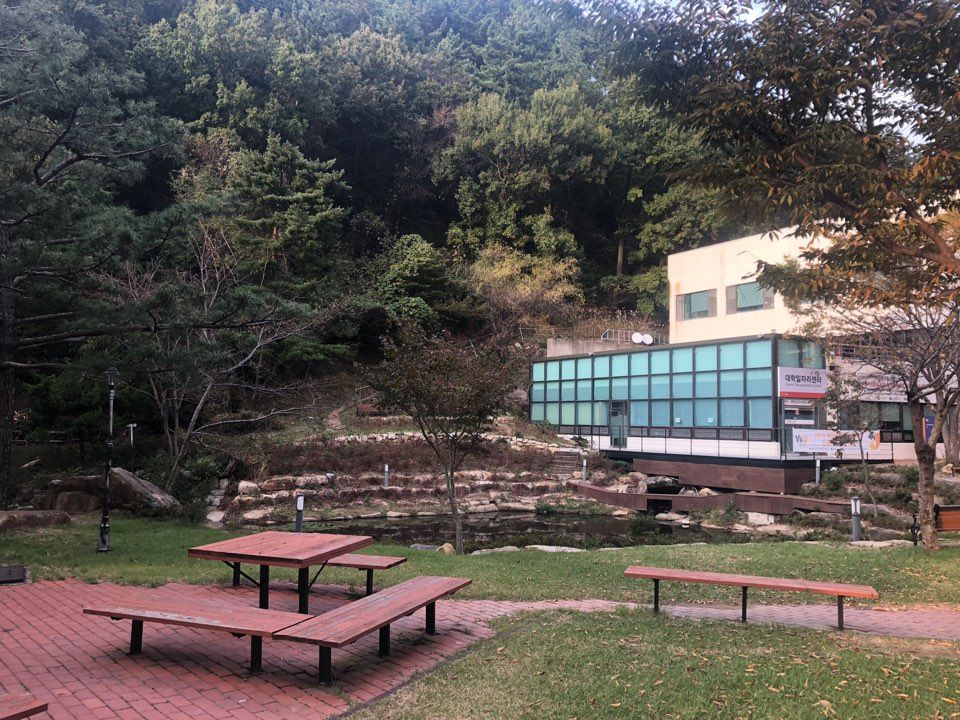 파일:영산대학교 해운대캠퍼스 L동 앞 호수.jpg