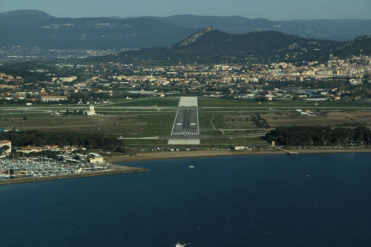 파일:Aerial_view_of_Aéroport_de_Toulon-Hyères.jpeg.jpg