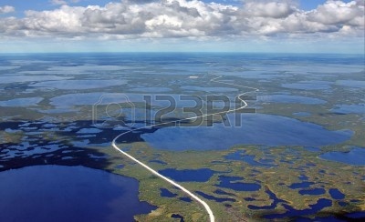 파일:external/us.123rf.com/1772026-west-siberia-it-is-oil-region-the-road-through-marsh-on-oilfield-the-flight-a-bird-s-eye-view.jpg