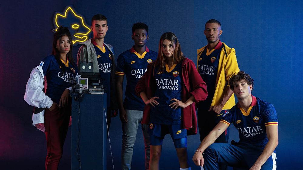 파일:AS Roma and Nike present new third kit.jpg