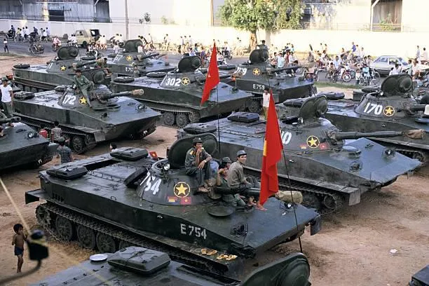 파일:PT-76 light tanks of the Vietnamese Armor Crops during the withdrawal of the Vietnamese army from Cambodia, marking the end of the Cambodian Vietnamese war 1978-1989.jpg