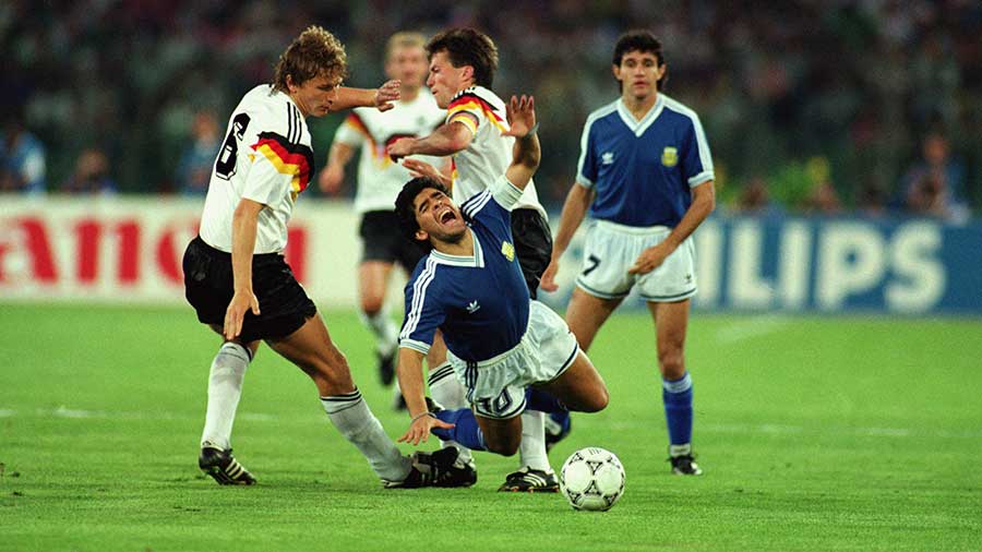 파일:Diego Armando Maradona Franco 1990 world cup final.jpg
