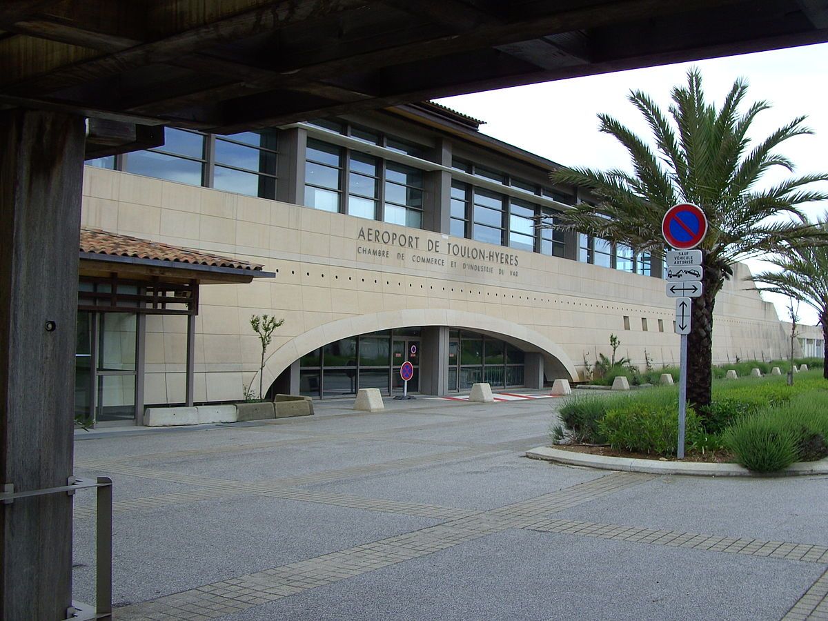파일:1200px-Aeroport_de_Toulon-Hyères_terminal.jpg