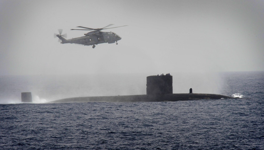 파일:Royal_Navy_Submarine_HMS_Turbulent_with_a_Merlin_Helicopter_from_HMS_St_Albans_MOD_45153520.jpg
