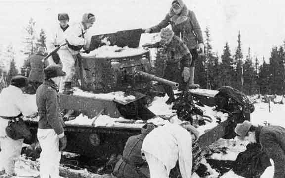 파일:Finnish soldiers, some in snow camouflage, inspecting an abondoned Soviet T-26 tank after the Battle of Raate road during the Winter War..jpg