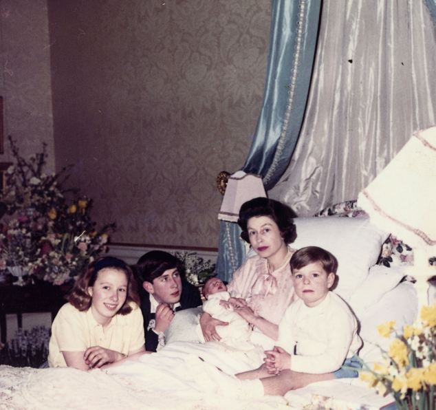파일:Queen Elizabeth with children.jpg