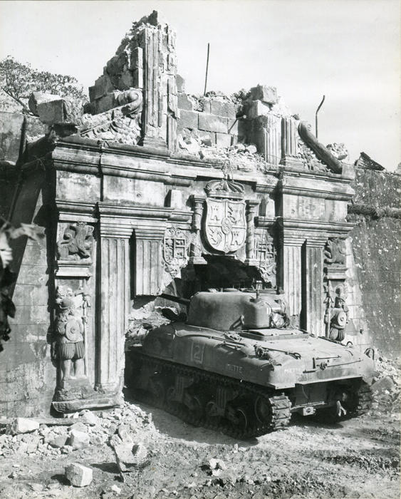 파일:A M4A1 Sherman goes through the historic gate of Fort Santiago, the walled city of Intramuros, during the Battle of Manila. 1945.png