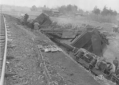 파일:external/upload.wikimedia.org/Hachiko_Line_Rail_Accident_in_1947.jpg