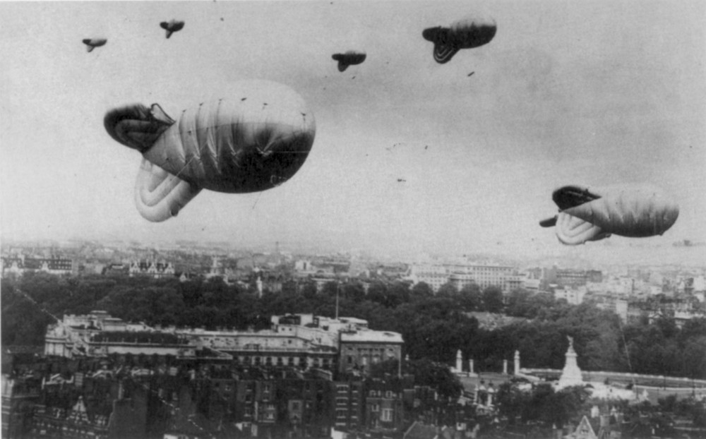파일:external/upload.wikimedia.org/Barrage_balloons_over_London_during_World_War_II.jpg