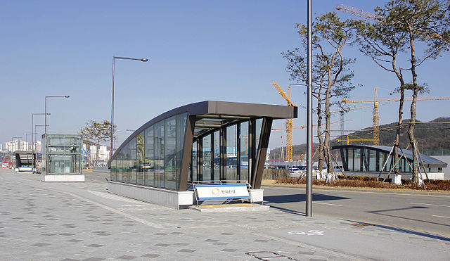 파일:external/upload.wikimedia.org/640px-Daepyeong-dong_BRT_Station_Entrance.jpg