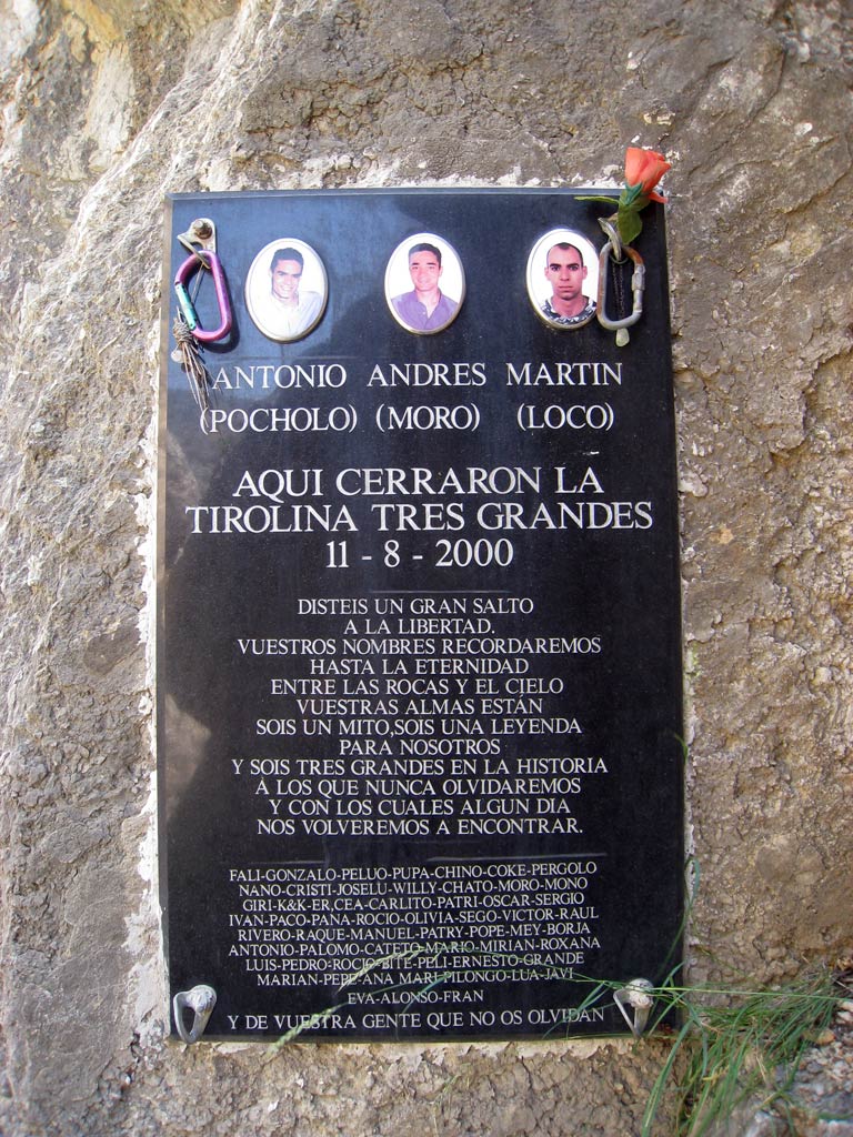파일:external/blog.thecheaproute.com/memorial-for-el-camino-del-rey-accident-victims.jpg