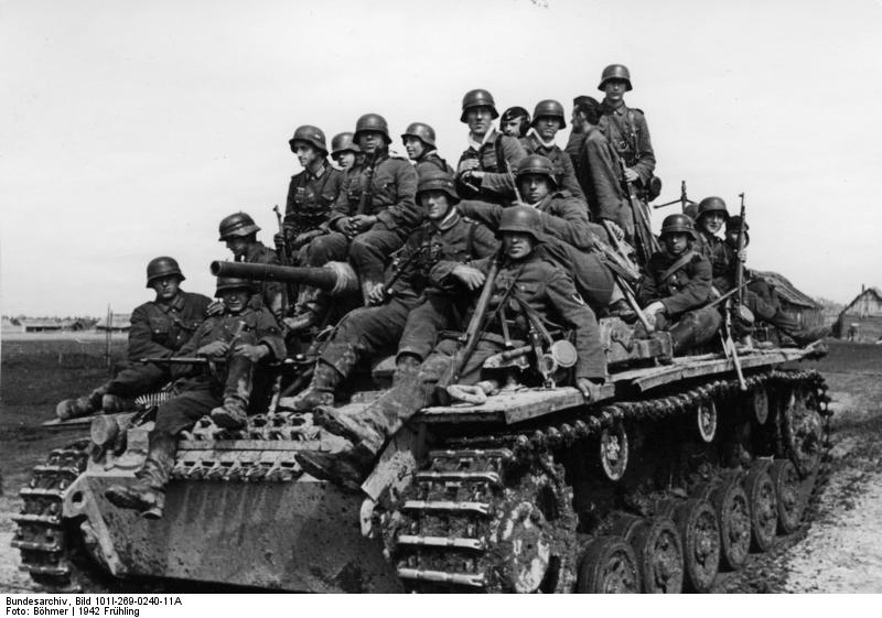 파일:external/upload.wikimedia.org/Bundesarchiv_Bild_101I-269-0240-11A%2C_Russland%2C_Panzer_mit_aufgesesssener_Infanterie.jpg