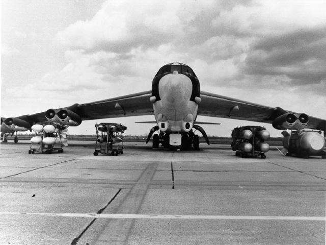 파일:external/upload.wikimedia.org/B-52G_with_bombs.jpg