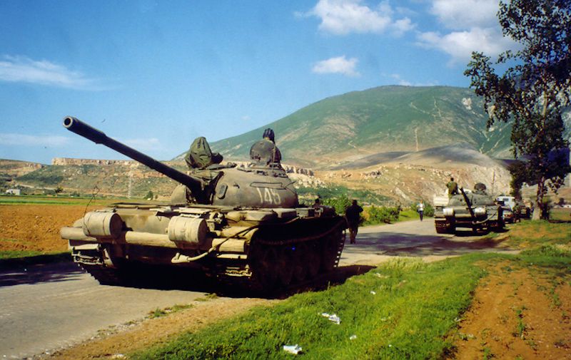 파일:Albanian_army_deploys_T-59_tanks_near_Kosovo_border,_May_1999_(Robert_Wright).jpg