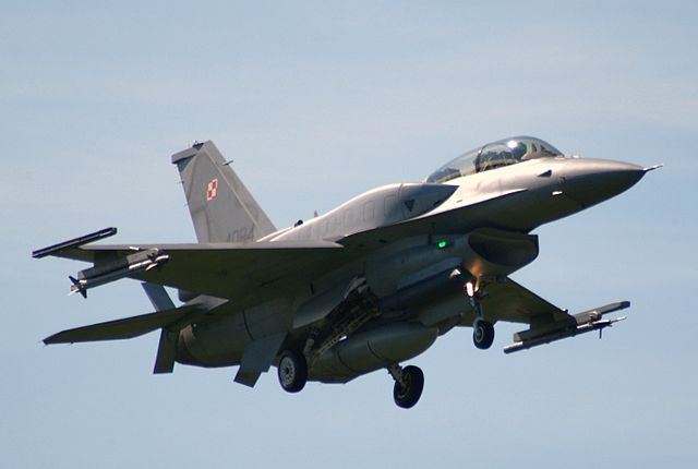 파일:external/upload.wikimedia.org/640px-4084_an_F-16D_of_the_Polish_Air_Forces_31_BLT_%284543639354%29.jpg