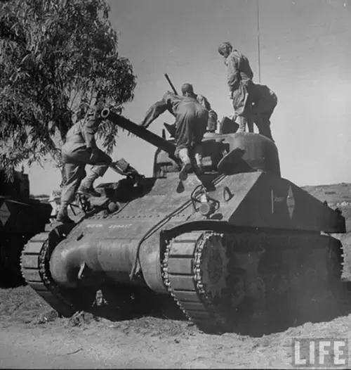 파일:Free French crew board their new M4 Sherman, Algeria, December 1943.webp