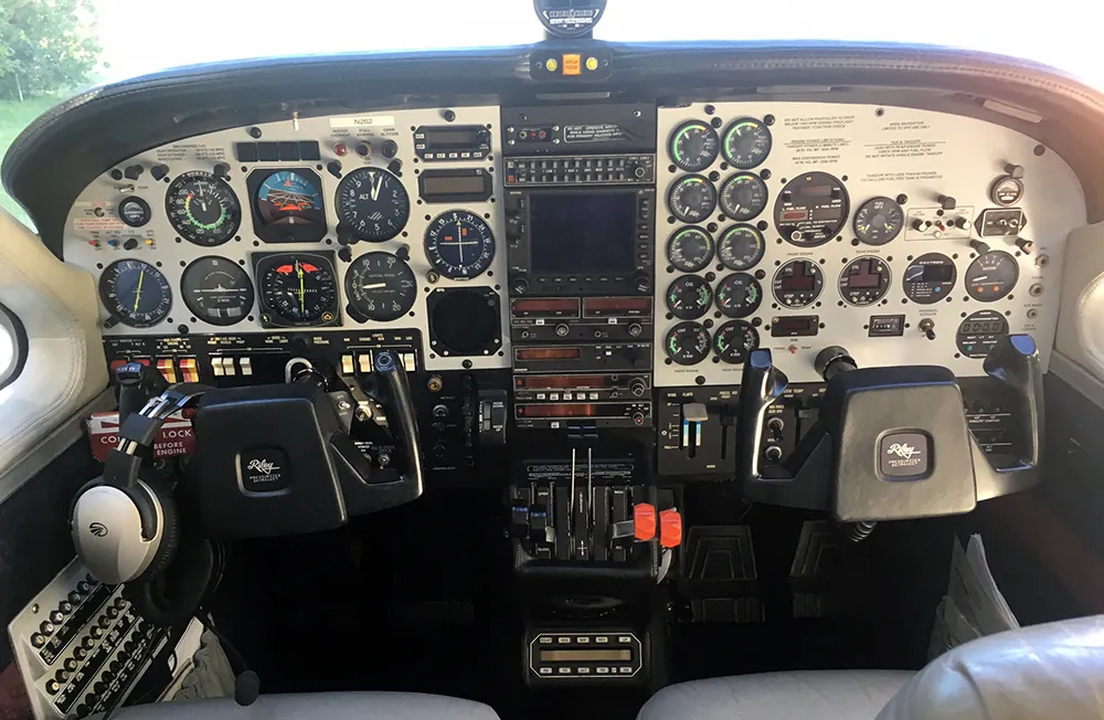 파일:Cessna_T337G_cockpit.jpg