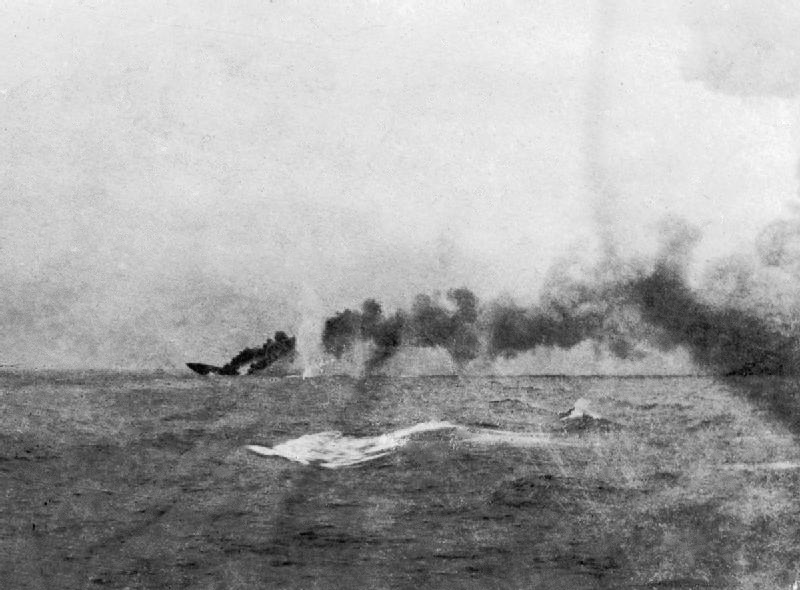 파일:external/upload.wikimedia.org/HMS_Indefatigable_sinking.jpg