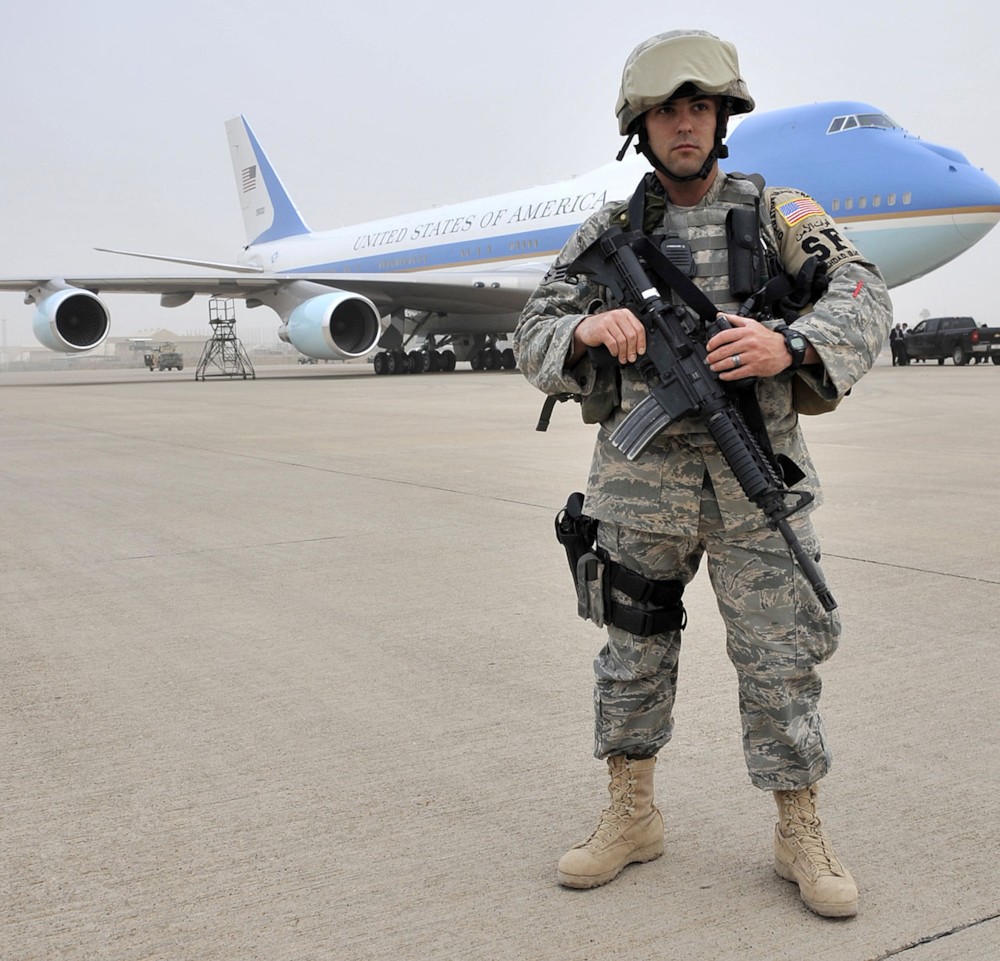 파일:US_Air_Force_090407-F-1125C-210_President_Obama_visits_Sather.jpg