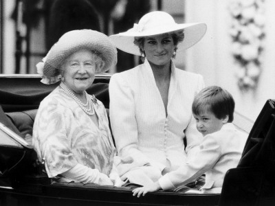 파일:queen-mother-with-princess-diana-and-prince-william-in-an-open-carriage.jpg