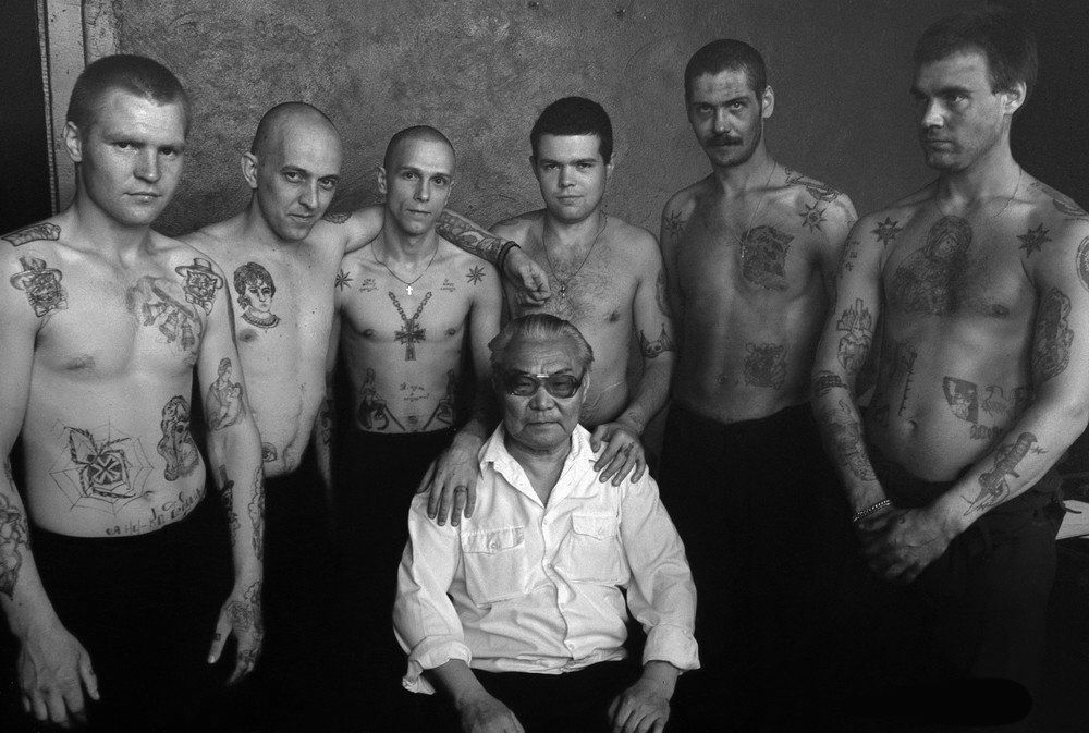 파일:Russian red mafia with prison officer.jpg